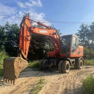 Lietots Doosan 80 riteņu ekskavators-